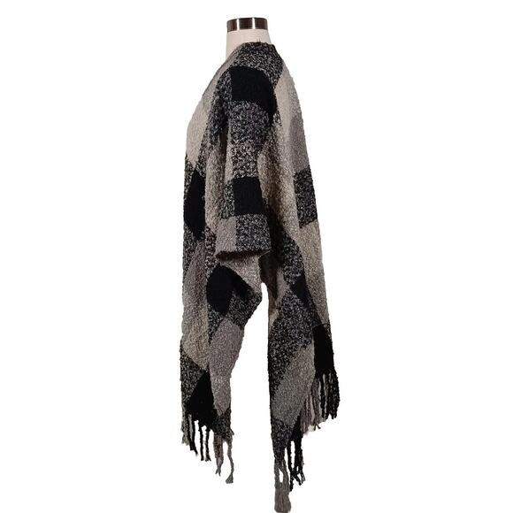 Woolrich Fringed Cape Shawl Wrap Fleece Polyester Black Gray Plaid Poncho One Sz - Picture 5 of 12